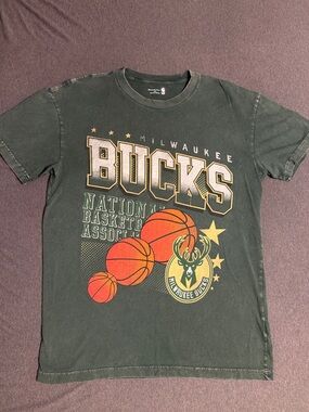 Abercrombie & Fitch Green Milwaukee Bucks Graphic Tee